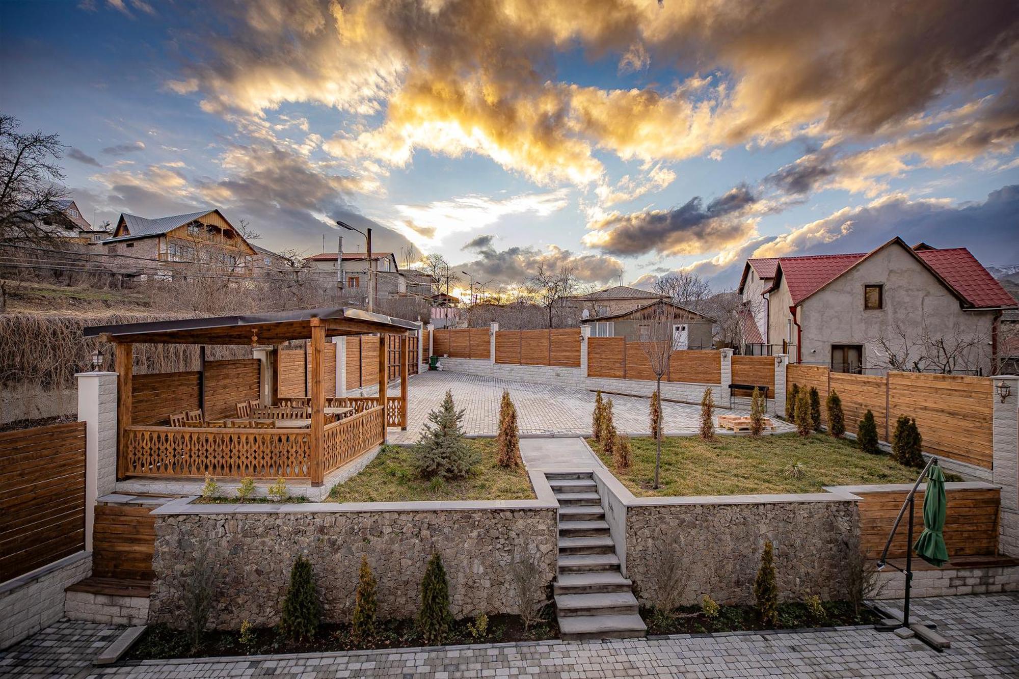 Taniqinn Dilijan Hotel ภายนอก รูปภาพ