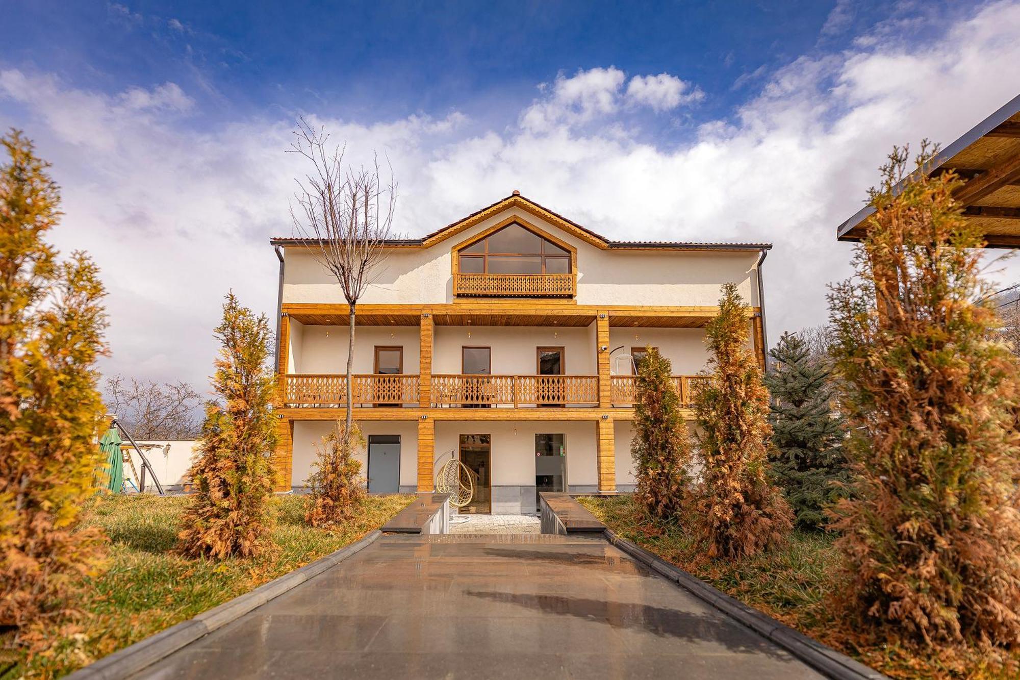 Taniqinn Dilijan Hotel ภายนอก รูปภาพ